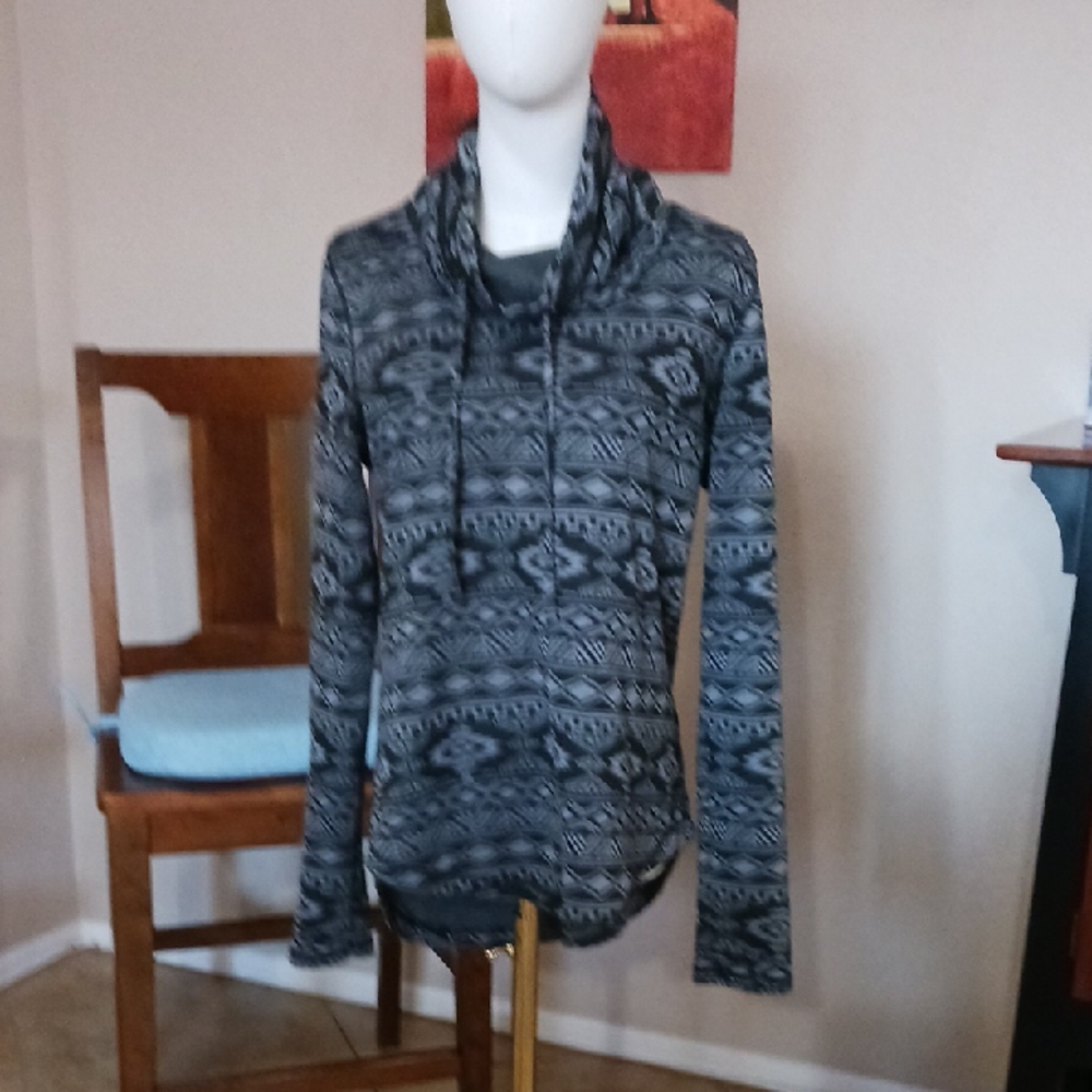NWOT- Kavu Black and Gray Patterned Top